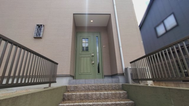 閑静な住宅地☆オール電化住宅☆築浅の４ＬＤＫ☆収納充実☆宇治田原町緑苑坂の玄関|玄関