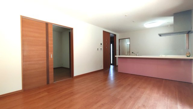 閑静な住宅地☆オール電化住宅☆築浅の４ＬＤＫ☆収納充実☆宇治田原町緑苑坂の居間・リビング|リビング