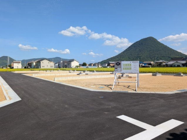 丸亀市飯野町西分の新築一戸建の前面道路含む現地写真