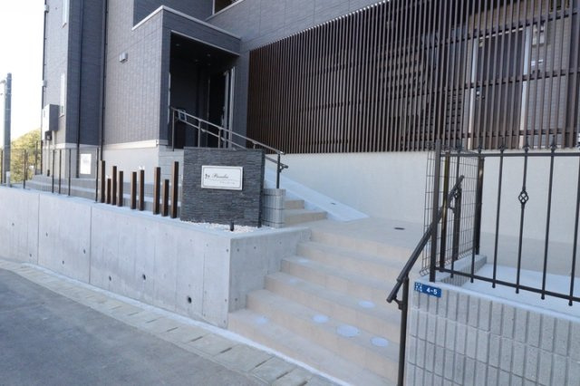 川崎市多摩区長尾２丁目のアパートのエントランス