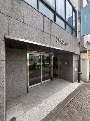 マンションアベニュー、205C右のエントランス