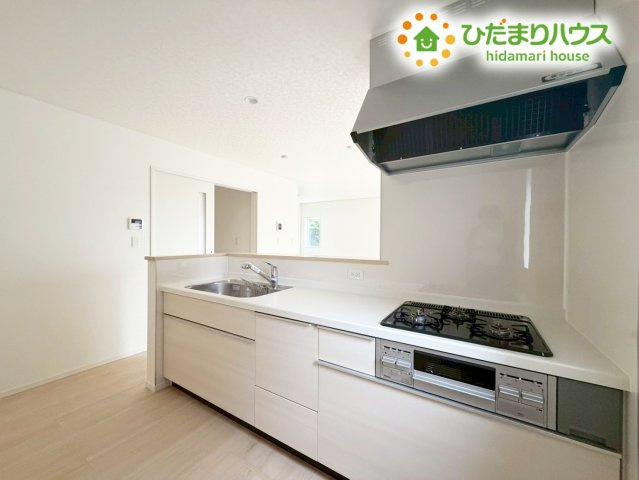 Grace Living 高萩第2｜新築戸建のキッチン|手元は隠しながら、リビングとも会話できるセミオープンキッチン