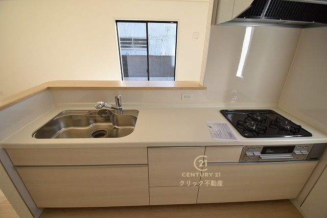 Cradlegarden　 ひたちなか市津田　第3　3のキッチン|ワイドなカウンターと高い収納力で、ご夫婦で、またお子様と一緒に料理をするにも十分な広さ。高級感と清潔感漂うホワイト系が採用された、美しくお手入れしやすいシステムキッチンです。