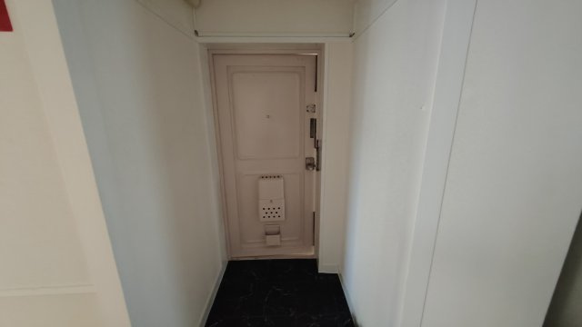 鶴甲コーポ24号館の玄関