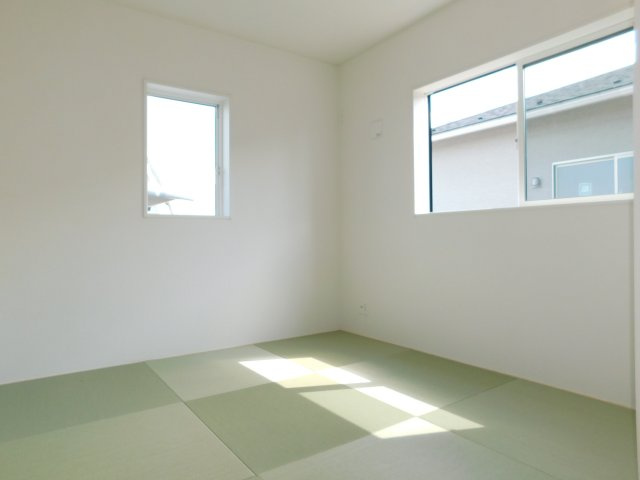 海部郡飛島村大字渚２丁目の新築一戸建の和室|◇１階洋風和室◇　　南面を含む２面採光で明るい洋風和室４．５帖　全居室収納完備♪