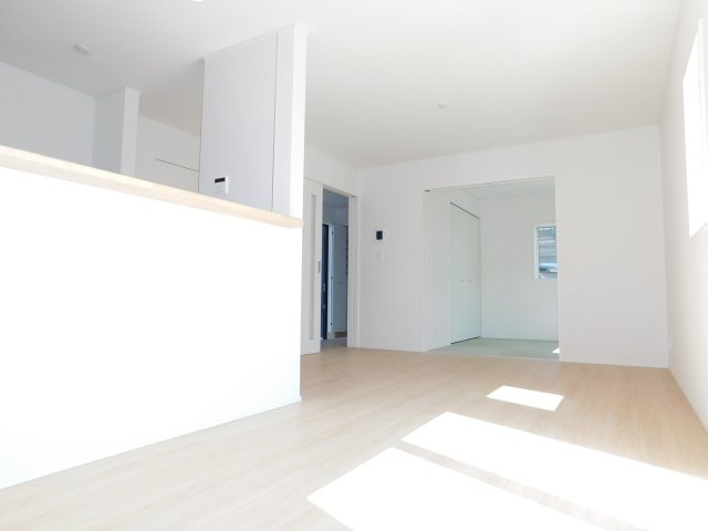 海部郡飛島村大字渚２丁目の新築一戸建の居間・リビング|◇リビング◇　　南面を含む２面採光で明るいリビング１５．２帖　隣の洋風和室と続き間で最大１９．７帖の広々空間♪