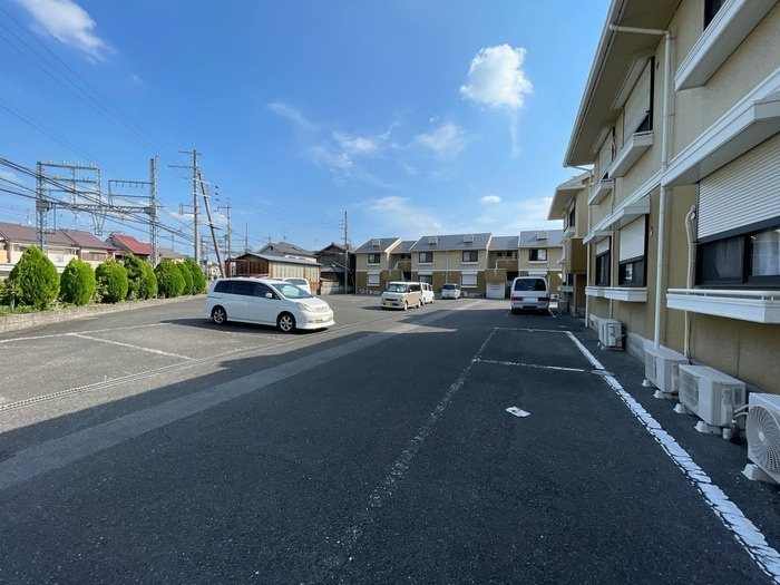 大和高田市大字築山のアパートの駐車場