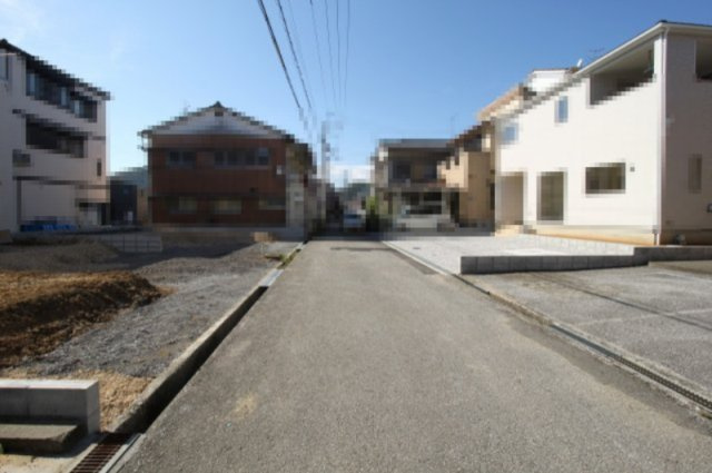 高知市百石町　第4　新築戸建　１号棟　（全2区画）の前面道路含む現地写真|【一方】　北側　幅　4.35ｍ　接道　9.3ｍ　私道
