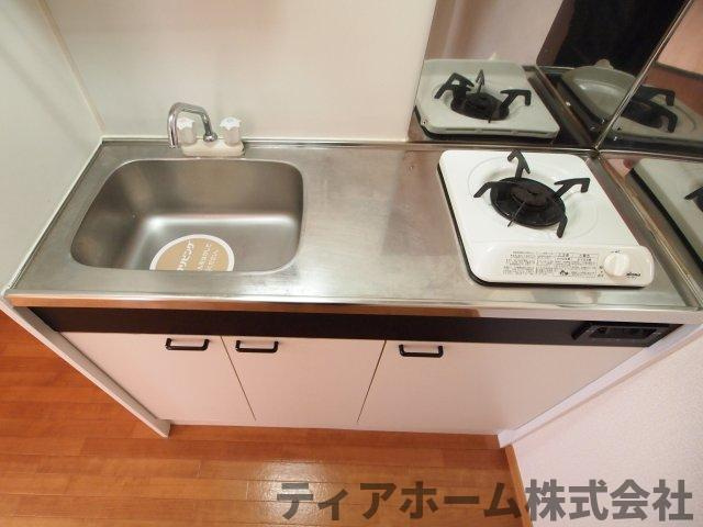 大和高田市神楽３丁目のアパートのキッチン|コンパクトなキッチンで掃除もラクラク