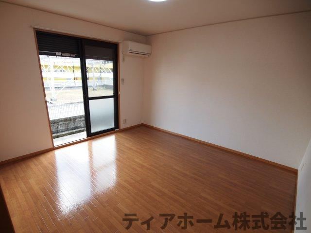 大和高田市神楽３丁目のアパートの居間・リビング|使いやすい居間です