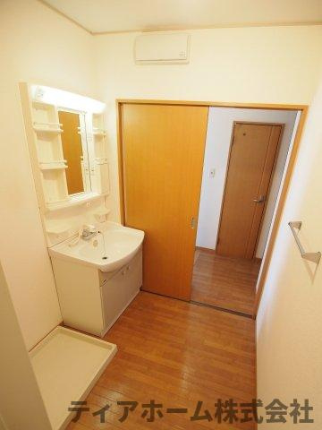 大和高田市神楽３丁目のアパートの洗面所|脱衣スペースもあります
