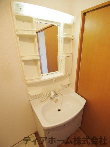 大和高田市神楽３丁目のアパートの独立洗面台|使いやすい独立洗面台です