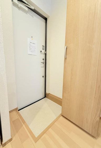 草加市旭町５丁目のアパートの玄関