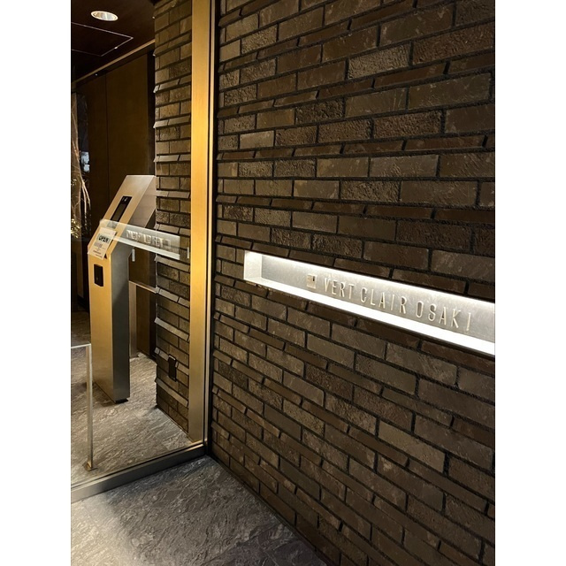 ヴェール・クレール大崎のエントランス|館銘板(2023.2撮影)