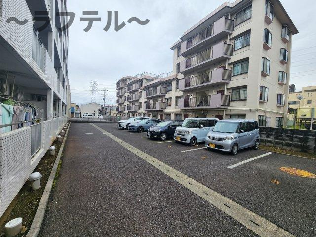 ソルティ ブラン鶴瀬の駐車場