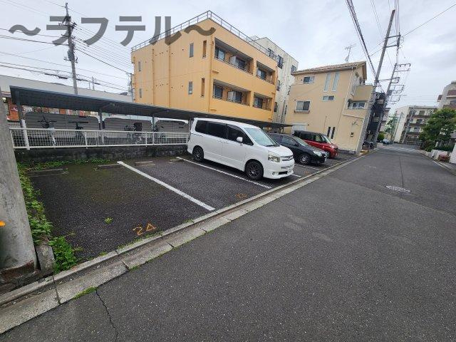 ソルティ ブラン鶴瀬の駐車場
