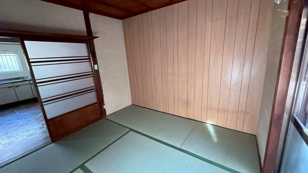 高取山平屋アパートの和室|柔らかい畳が心地よい和室