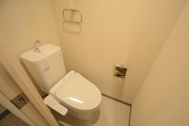 温水洗浄便座付きのトイレです♪