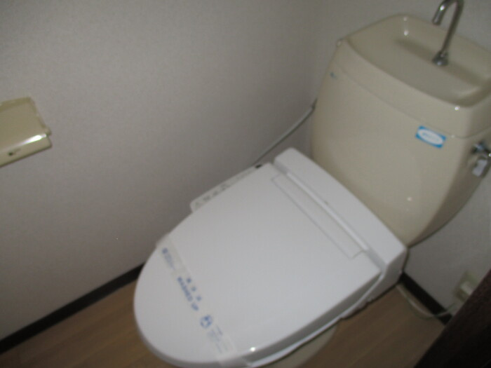 ファミールコーポ高屋9のトイレ|温水洗浄便座になります♢
