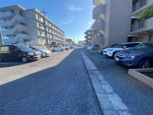 レジデンス柏の駐車場|駐車場があるので、車を買う予定の方も安心です