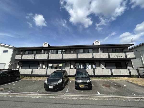 スプリームの駐車場