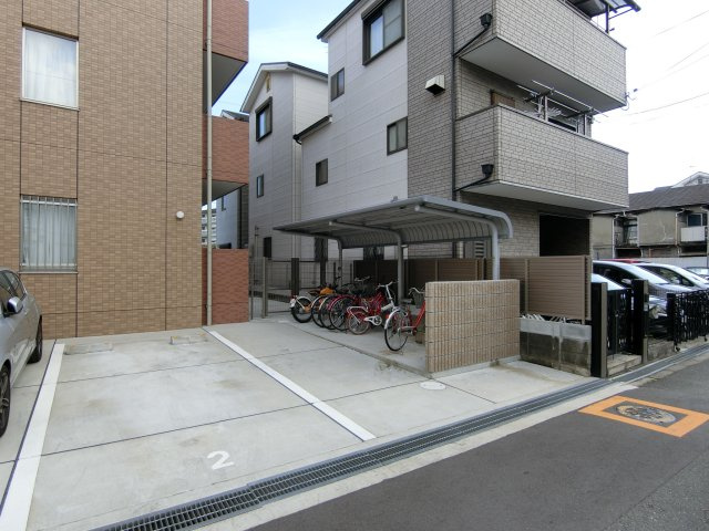 フローリッシュ茨木の駐車場