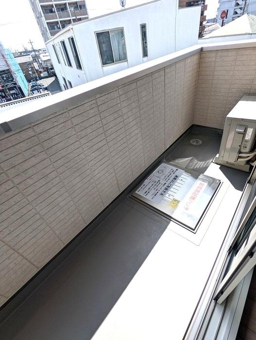 エクセレント弥富のバルコニー|外からの目が気にならないバルコニーで洗濯物が干せます