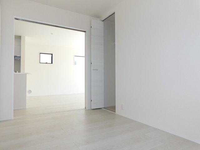 海部郡蟹江町富吉１丁目の新築一戸建の洋室|◇１階洋室◇　　リビングの荷物やお子様のおもちゃの収納など、リビングがスッキリと片付く収納完備！　ハンガーパイプ付き！