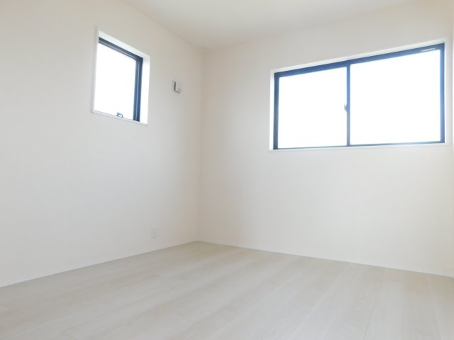 海部郡蟹江町富吉１丁目の新築一戸建の洋室|◇２階洋室◇　　２面採光で明るい洋室５．２帖　全居室収納完備！