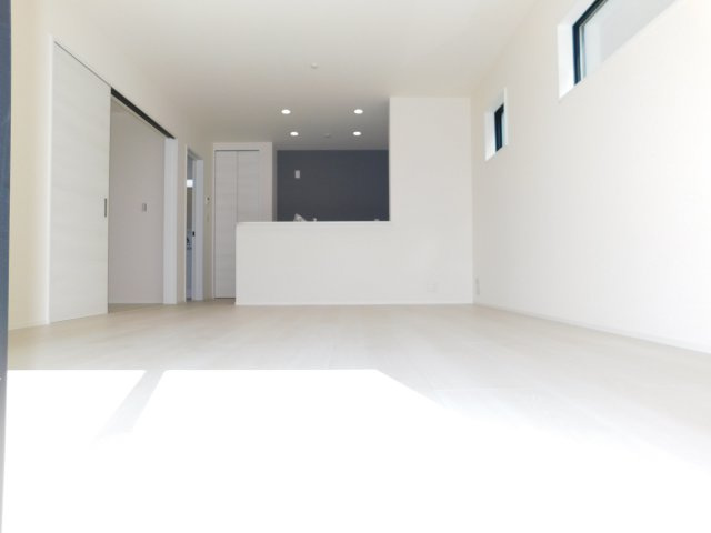 海部郡蟹江町富吉１丁目の新築一戸建の居間・リビング|◇リビング◇　　南面を含む２面採光で明るいリビング１５．７帖　隣の洋室と続き間で最大２０．７帖！