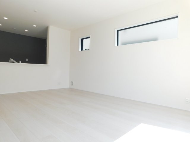 海部郡蟹江町富吉１丁目の新築一戸建の居間・リビング|◇リビング◇　　南面を含む２面採光で明るいリビング１５．７帖　リビングの様子が見渡せる対面キッチン♪