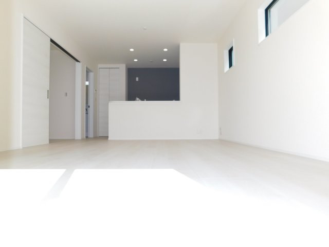 海部郡蟹江町富吉１丁目の新築一戸建の居間・リビング|◇リビング◇　　南面を含む２面採光で明るいリビング１５．７帖　リビングの様子が見渡せる対面キッチン♪