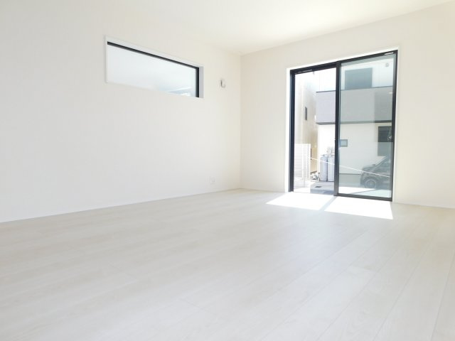 海部郡蟹江町富吉１丁目の新築一戸建の居間・リビング|◇リビング◇　　南面を含む２面採光で明るいリビング１５．７帖　心地の良い開放的な空間♪