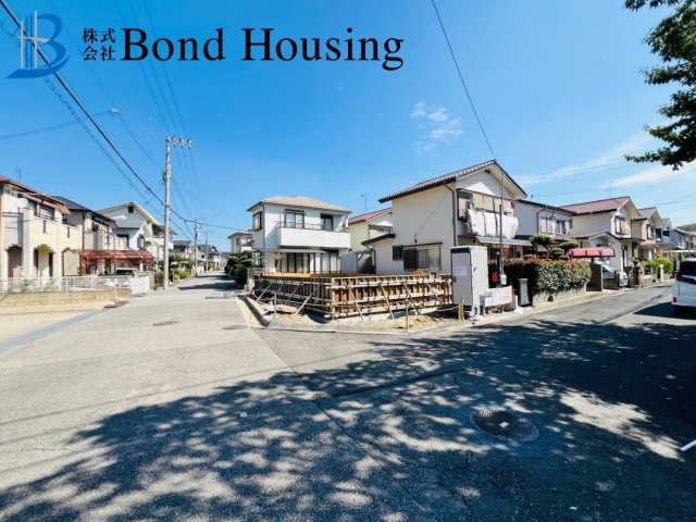 南西角地になり開放的です　玉津町新方第4　新築戸建の前面道路含む現地写真