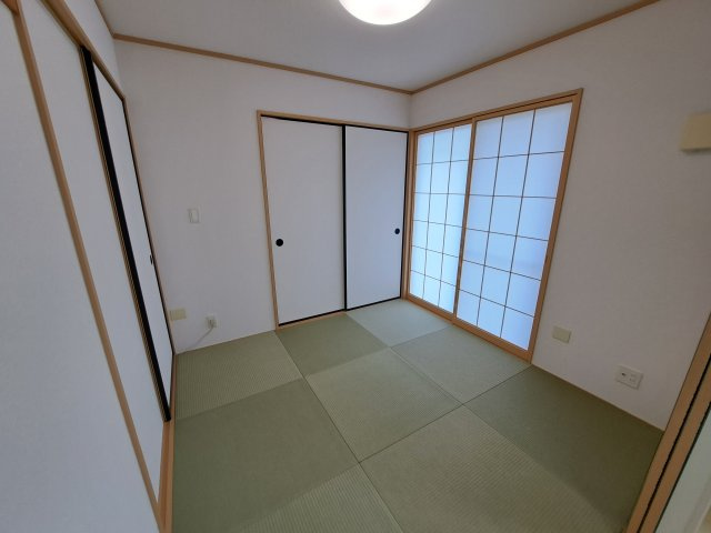 いわき市小名浜岡小名字前原前の和室|畳の上でゆっくりとくつろげる和室です