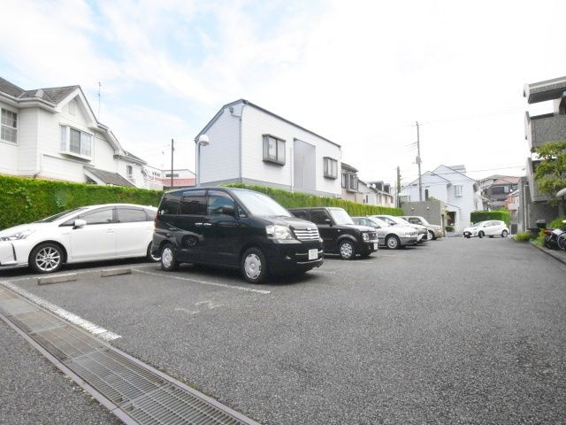メゾンヒルトップ山手の駐車場