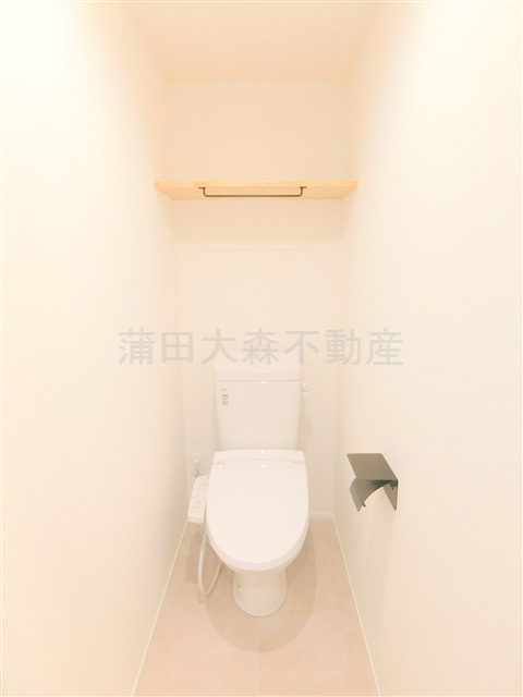 アピチェ池上のトイレ|棚と温水洗浄便座付きのトイレ