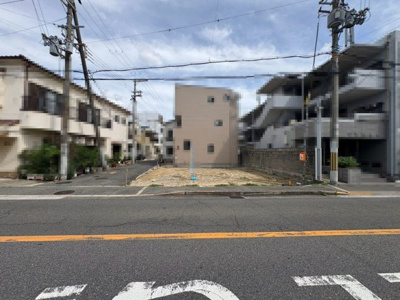 【前面道路含む現地写真】 | 引野町１丁　新築一戸建 | ゆとりの玄関ですよ！靴の脱ぎ履きがしやすいですね！シューズボックスもあるので、玄関周りもスッキリ片付きます♪