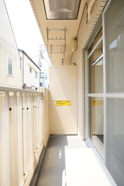 アレイム東北沢のバルコニー|暖かな日差しのふりそそぐバルコニー