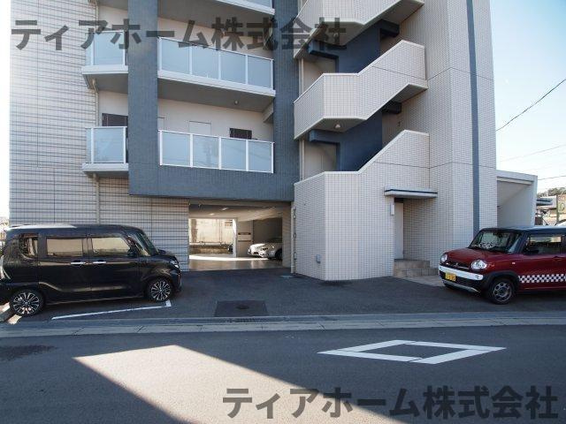 香芝市穴虫の賃貸マンションの駐車場