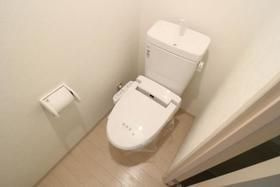 ロイヤルハイツのトイレ|落ち着いた色調のトイレです