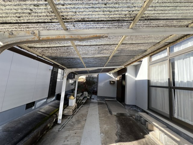 津山市小田中　中古住宅5DKの駐車場