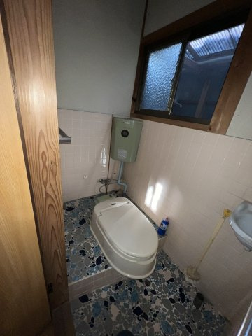津山市小田中　中古住宅5DKのトイレ