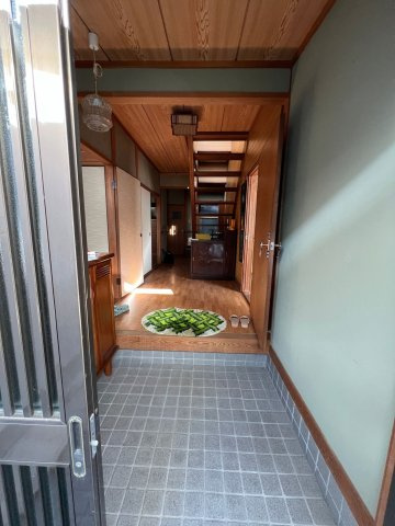 津山市小田中　中古住宅5DKの玄関