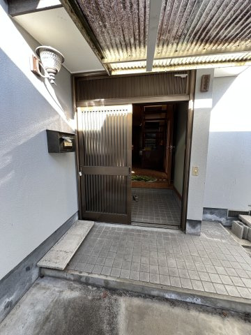 津山市小田中　中古住宅5DKの玄関