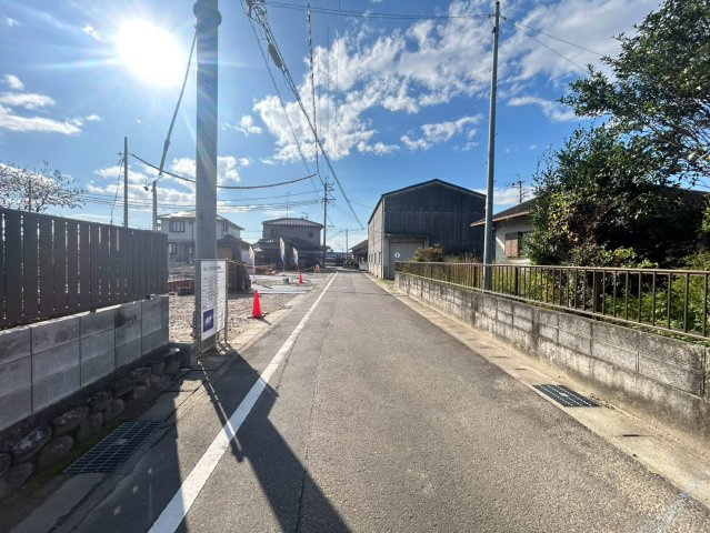 ハートフルタウン　江南市小杁町長者毛西　全5区画分譲の前面道路含む現地写真|「現地（2026年10月14日）撮影」　
■前面道路　
■ヤマダ不動産　株式会社リライフ