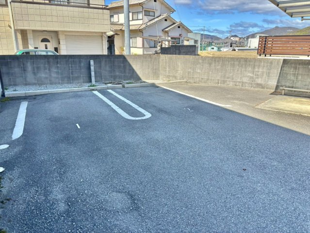 メゾン クレールの駐車場