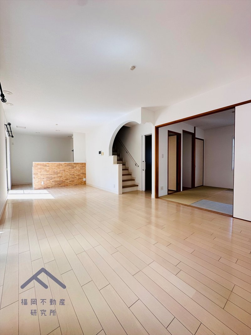 西区西の丘３丁目　戸建ての居間・リビング