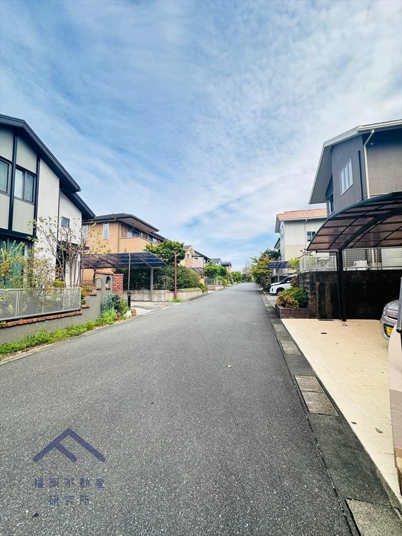 西区西の丘３丁目　戸建ての前面道路含む現地写真