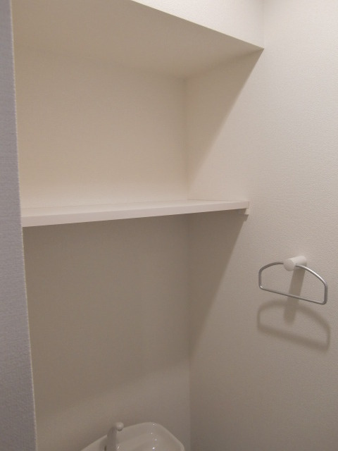 メゾン峰の内装|トイレの棚